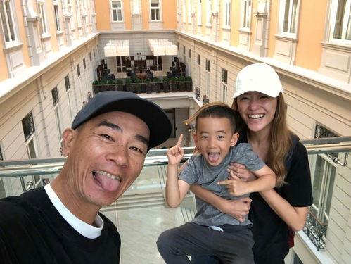 陈小春一家三口照片,陈小春幸福三口之家温馨瞬间